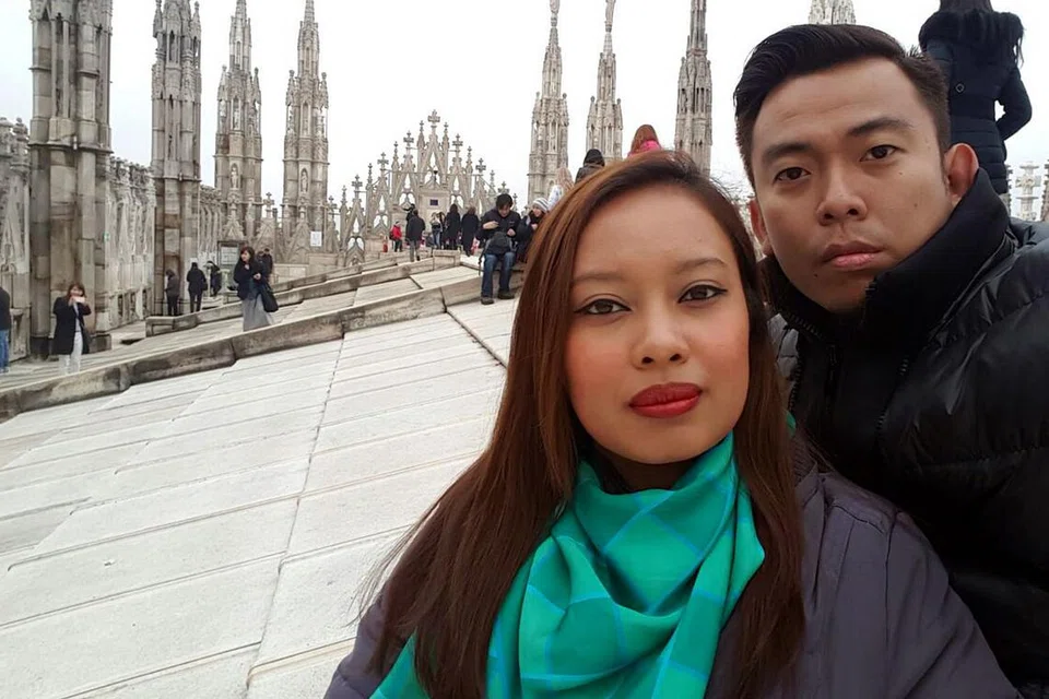  MEMBUKA MINDA: Bagi Cik Farhana Nordin dan suaminya Encik Hasrul Samat, peluang melihat negeri orang dapat membuka minda dan membolehkan mereka menimba pengetahuan baru. - Foto ihsan FARHANA NORDIN