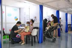 SENTIASA BERWASPADA: Orang ramai dinasihatkan supaya sentiasa mendapatkan suntikan vaksin influenza dan Covid-19 terkini dan menggunakan pelitup, terutamanya di tempat yang sesak.