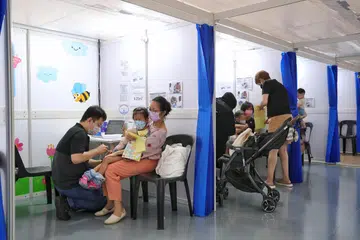 SENTIASA BERWASPADA: Orang ramai dinasihatkan supaya sentiasa mendapatkan suntikan vaksin influenza dan Covid-19 terkini dan menggunakan pelitup, terutamanya di tempat yang sesak.