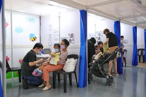 SENTIASA BERWASPADA: Orang ramai dinasihatkan supaya sentiasa mendapatkan suntikan vaksin influenza dan Covid-19 terkini dan menggunakan pelitup, terutamanya di tempat yang sesak.
