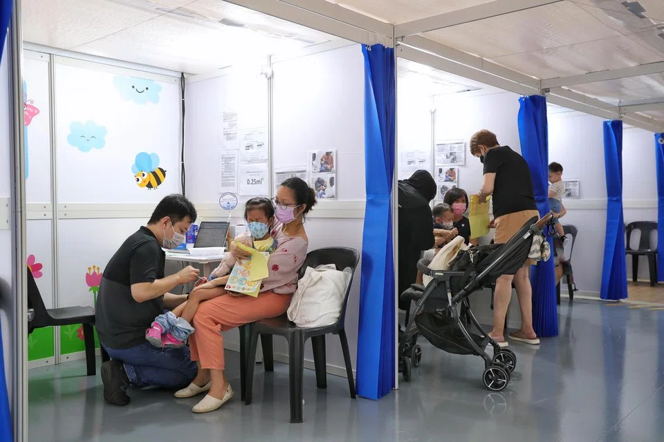 SENTIASA BERWASPADA: Orang ramai dinasihatkan supaya sentiasa mendapatkan suntikan vaksin influenza dan Covid-19 terkini dan menggunakan pelitup, terutamanya di tempat yang sesak.