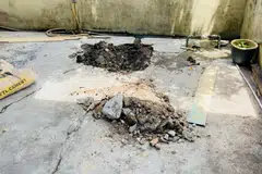 Lokasi mayat bayi ditemukan ditanam di bawah lantai simen di bahagian anjung kereta sebuah rumah di Taman Sri Rokam, Ipoh, Perak, pada 28 Ogos. 
