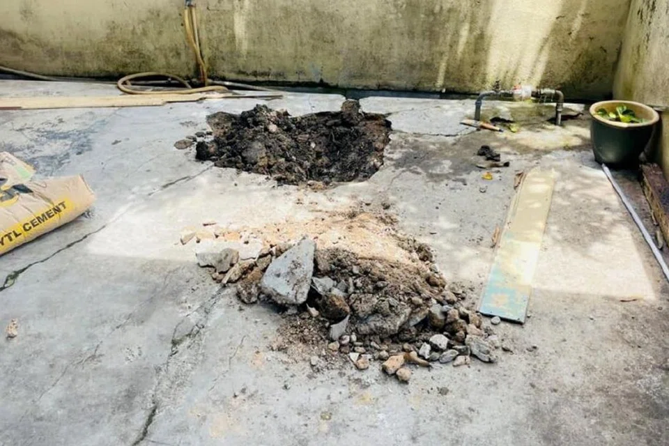 Lokasi mayat bayi ditemukan ditanam di bawah lantai simen di bahagian anjung kereta sebuah rumah di Taman Sri Rokam, Ipoh, Perak, pada 28 Ogos. 