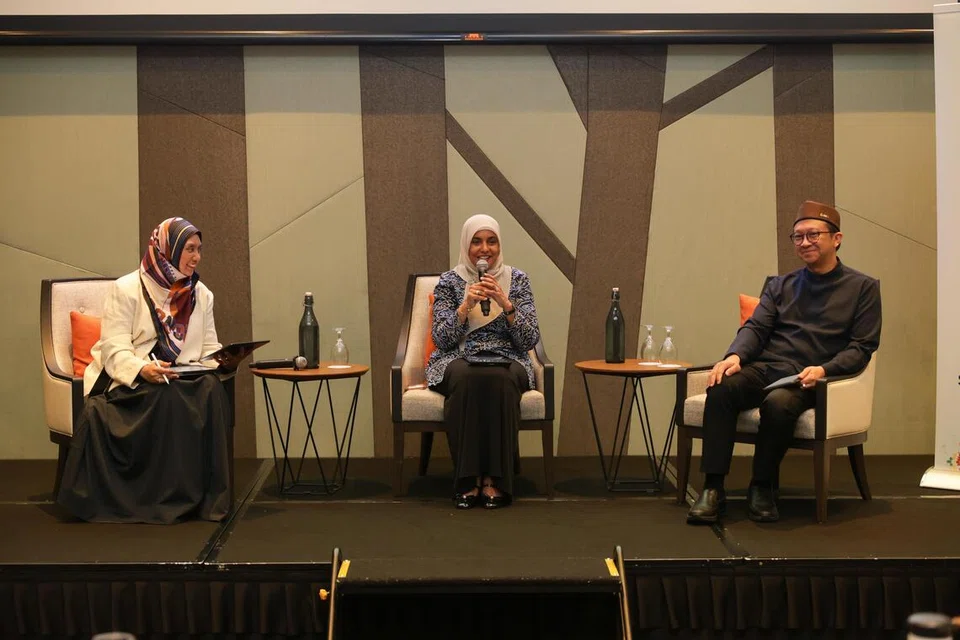 Penolong Pengarah Pejabat Pendaftaran Pernikahan Orang Islam (ROMM), Cik Juliana Johari (kiri) selaku moderator salah satu sesi perbincangan panel bersama Presiden PPIS, Profesor Madya Dr Razwana Begum (tengah); dan Pengerusi AMP Singapura, Ustaz Fathurrahman Dawoed, semasa Seminar Wanita dan Keluarga dalam Islam yang diadakan di Crowne Plaza Changi Airport, yang terletak di Lapangan Terbang Changi, pada 15 Oktober.