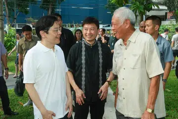 Perdana Menteri, Encik Lawrence Wong (kiri), memuat naik gambar beliau bersama Menteri Pertahanan, Dr Ng Eng Hen (kanan), di Facebook, bagi merakamkan penghargaan atas khidmat bakti Dr Ng, yang telah mengumumkan persaraannya daripada politik pada 18 April.