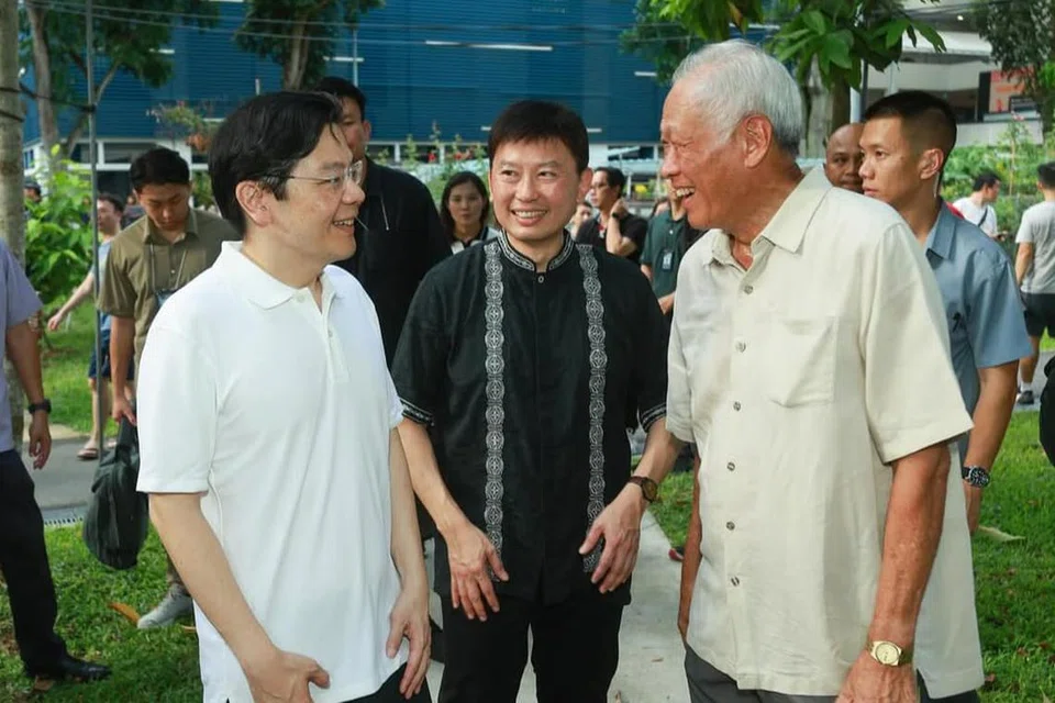 Perdana Menteri, Encik Lawrence Wong (kiri), memuat naik gambar beliau bersama Menteri Pertahanan, Dr Ng Eng Hen (kanan), di Facebook, bagi merakamkan penghargaan atas khidmat bakti Dr Ng, yang telah mengumumkan persaraannya daripada politik pada 18 April.