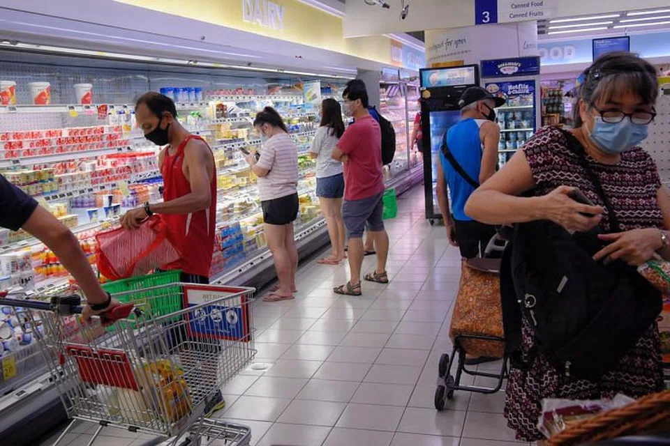 LANGKAH PERLU: Mulai esok orang ramai perlu memakai pelitup bila ke pasar raya, kedai serbaneka dan farmasi.