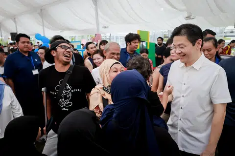 Perdana Menteri, Encik Lawrence Wong (berbaju putih), bertemu penduduk Tampines yang hadir di Festival Pembelajaran Tampines 2024 pada 15 Jun. Memasuki tahun ketujuhnya, festival kali ini, yang diadakan di Tampines Community Plaza, bertemakan ‘Lebih Kukuh Bersama’ dan turut menonjolkan kepentingan kesejahteraan diri serta kesihatan mental buat kanak-kanak.