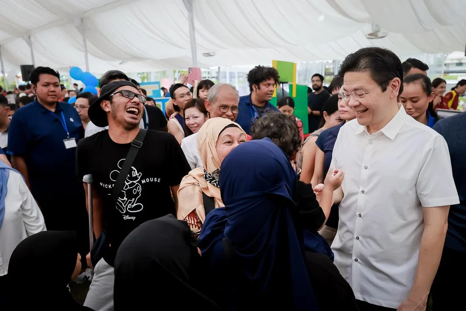 Perdana Menteri, Encik Lawrence Wong (berbaju putih), bertemu penduduk Tampines yang hadir di Festival Pembelajaran Tampines 2024 pada 15 Jun. Memasuki tahun ketujuhnya, festival kali ini, yang diadakan di Tampines Community Plaza, bertemakan ‘Lebih Kukuh Bersama’ dan turut menonjolkan kepentingan kesejahteraan diri serta kesihatan mental buat kanak-kanak.