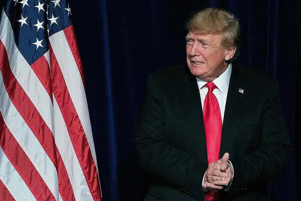 RUSUHAN BERDARAH: Sekurang-kurangnya lima terkorban apabila ribuan penyokong Encik Donald Trump (atas) merusuh untuk memasuki Dewan Kongres sebagai menolak keputusan pilihan raya presiden yang menyaksikan Encik Trump tewas di tangan Encik Joe Biden, pada 6 Januari 2021. - Foto-foto AFP