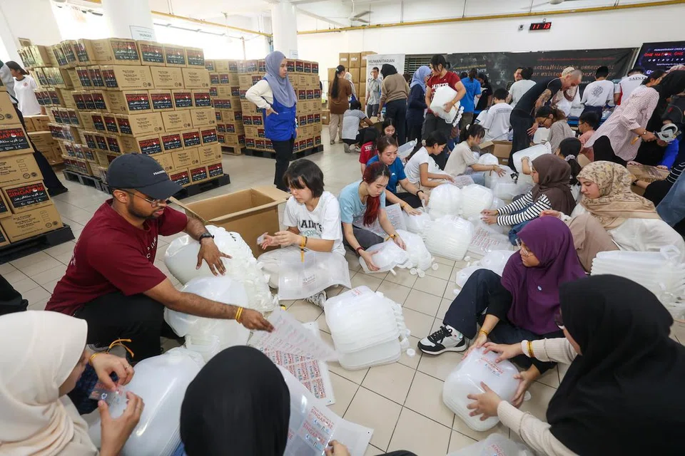 Sekitar 300 sukarelawan turun padang di Madrasah Aljunied untuk membantu membungkus barang-barang keperluan bantuan pada 1 Disember, antaranya tin ‘jerry can’ yang boleh dilipat, ubat-ubatan serta makanan seperti paket bubur nasi dan sup kacang merah.