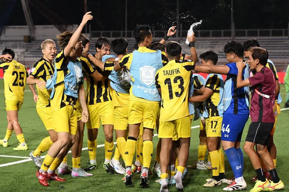 Pemain BG Tampines Rovers meraikan jaringan ketiga oleh Trent Buhagiar ke atas DH Cebu FC, sekali gus memastikan kemenangan untuk pasukan itu. 