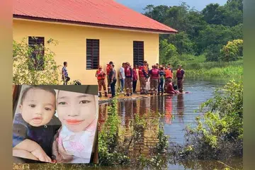 MANGSA BANJIR: Seorang bayi 15 bulan ditemui lemas selepas terjatuh ke dalam paya berhampiran sebuah kedai yang dilanda banjir di Simpang Empat Salam, Rantau Panjang, Kelantan pada 21 Disember. Gambar sisipan menunjukkan mangsa, Firdaus Mohd Faisal, bersama ibunya, Cik Nabihah Che Muda, 21 tahun.