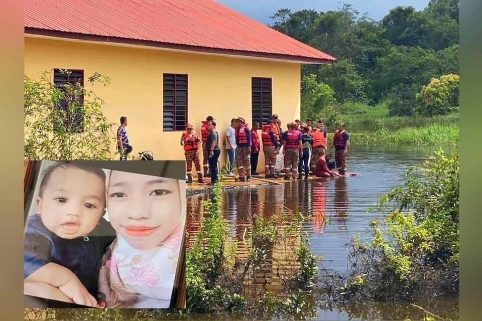 MANGSA BANJIR: Seorang bayi 15 bulan ditemui lemas selepas terjatuh ke dalam paya berhampiran sebuah kedai yang dilanda banjir di Simpang Empat Salam, Rantau Panjang, Kelantan pada 21 Disember. Gambar sisipan menunjukkan mangsa, Firdaus Mohd Faisal, bersama ibunya, Cik Nabihah Che Muda, 21 tahun.