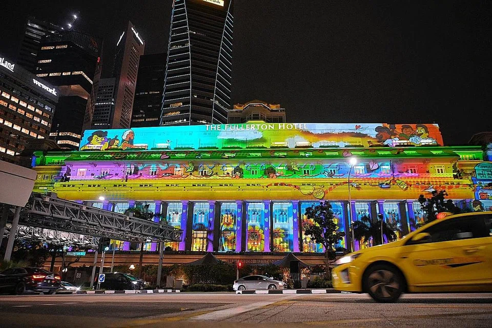 PUPUK KESEDARAN: Lampu ini pula adalah hasil karya pelajar dari Akademi Seni Nanyang menunjukkan kanak-kanak dalam sebuah alam fantasi yang melambangkan bagaimana Yayasan Barah Kanak-kanak telah membantu mereka mengatasi cabaran.