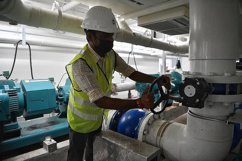 MENGHENTIKAN PAM AIR: Pam air terletak di lantai bawah tanah 3 dan dihentikan sebelum pembersihan dimulakan.