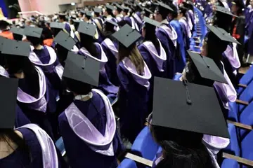 Hasil Tinjauan Pekerjaan Siswazah (GES) terkini menunjukkan bahawa 74.4 peratus siswazah berjaya memperoleh pekerjaan sepenuh masa pada 2025, jatuh daripada 79.4 peratus pada 2024.