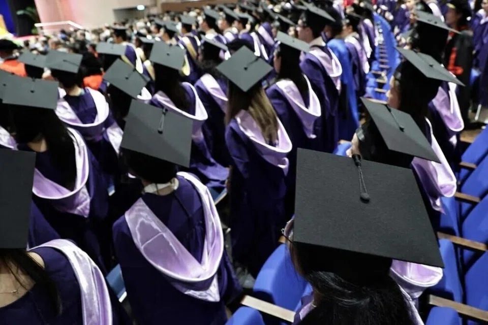 Hasil Tinjauan Pekerjaan Siswazah (GES) terkini menunjukkan bahawa 74.4 peratus siswazah berjaya memperoleh pekerjaan sepenuh masa pada 2025, jatuh daripada 79.4 peratus pada 2024.