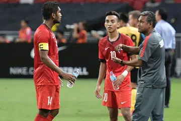 KEPUTUSAN TIDAK MENYEBELAHI PASUKAN: Rekod Sundram (kanan) memimpin skuad nasional agak mengecewakan termasuk melihat pasukannya melalui 13 perlawanan tanpa kemenangan yang berlarutan sepanjang 16 bulan. - Foto fail 