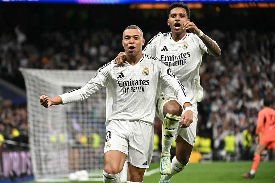 Penyerang Real Madrid Kylian Mbappe (kiri) menjaringkan hat-trick ketika menentang Manchester City dalam aksi kedua playoff Liga Juara-Juara Eropah di Stadium Santiago Bernabeu.