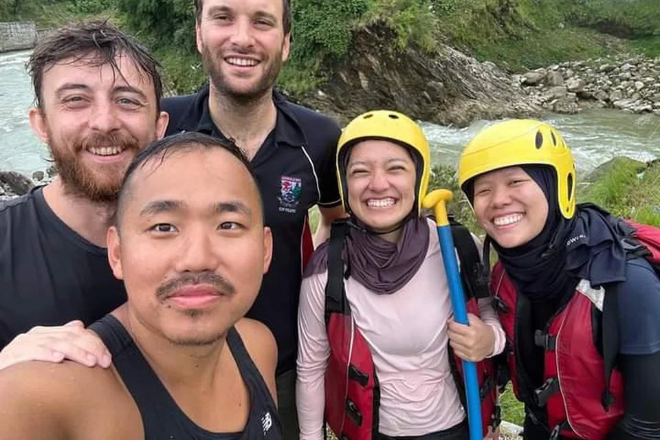KAWAN BARU: Penulis (dua dari kanan) bersama rakan-rakan barunya melakukan kegiatan rakit redah jeram atau ‘white river rafting’ di Furse Khola, anak sungai Seti Gandaki yang terletak di Pokhara.