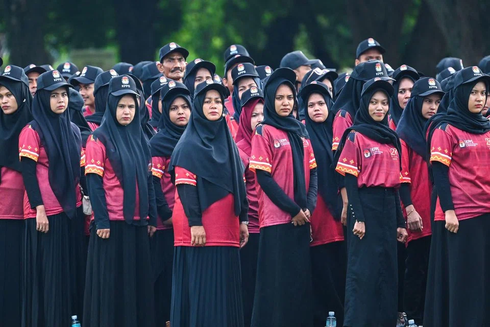 Anggota Pasukan Perlindungan Keselamatan Tempatan Indonesia (Linmas) menghadiri sesi perbarisan mengenai keselamatan pilihan raya di Banda Aceh pada 9 November, menjelang pilihan raya eksekutif tempatan untuk memilih gabenor, datuk bandar dan bupati (kepala daerah provinsi) yang akan diadakan pada 27 November. 