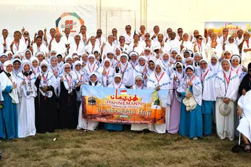 Jemaah Hahnemann Travel gembira ketika melakukan ibadah wukuf di Arafah pada 2024. 