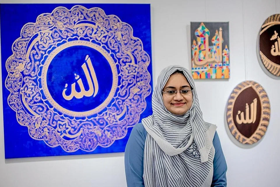 MENGHIMPUN HARAPAN: Cik Jaleela Niaz, pelukis asal India yang berpangkalan di Singapura kini, menghasilkan kerja seni khat yang melambangkan semangat positif mengharungi pandemik dengan sandaran pada Allah.