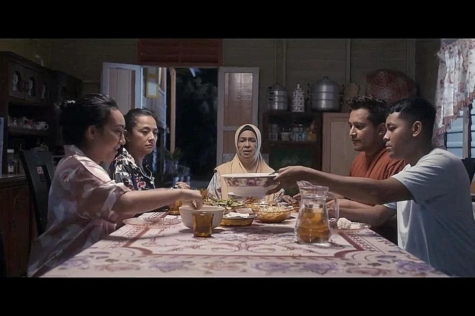 BAGAI SUDAH LAMA KENAL: Fauziah Nawi (tengah) senang bekerjasama dengan pelakon Singapura, (dari kiri) Tysha Khan, Suhaillah Salam, (dari kanan) Hasif Nasir dan Shah Iskandar dalam telefilem Tiga Hari Ke Korban. - Foto TANGKAP LAYAR MEWATCH