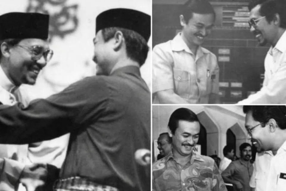 Perdana Menteri Malaysia, Datuk Seri Anwar Ibrahim, berkongsi gambar kenangan beliau bersama Allahyarham Tun Abdullah Ahmad Badawi, atau turut dikenali sebagai ‘Pak Lah’, yang meninggal dunia pada 14 April. Gambar itu dimuat naik ke akaun media sosial Datuk Anwar.