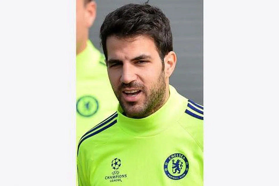 TUNGGAK MIDFIELD: Kecemerlangan Cesc Fabregas antara sebab utama Chelsea kini di ambang bergelar juara Liga Perdana England. - Foto AFP