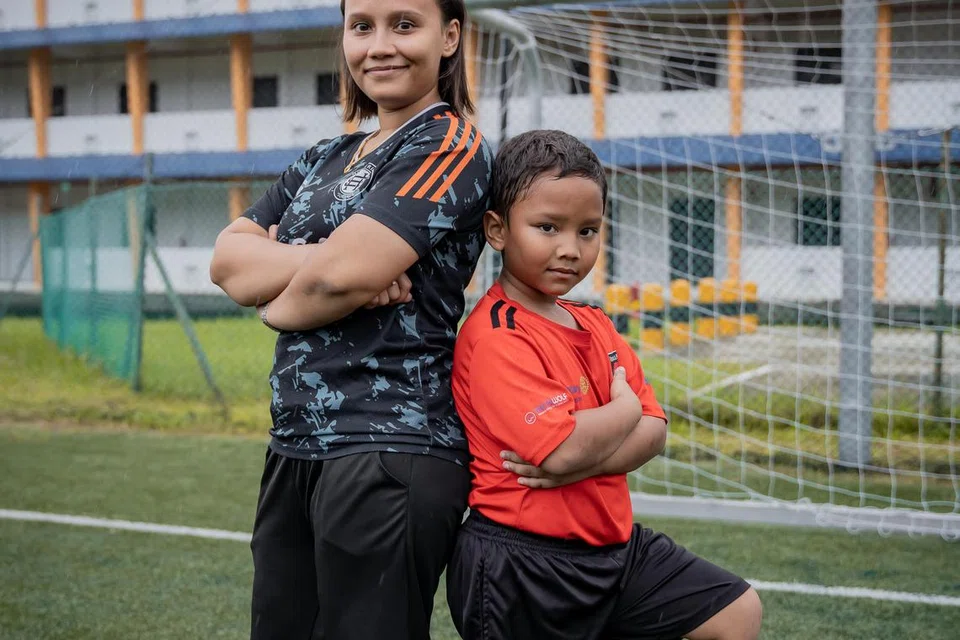 Cik Dania Aryanny Abdullah tidak menyesali keputusannya membenarkan anaknya, Delfyan Irhan Irwan, menyertai latihan bola saepak bersama kelab Borussia Dortmund di Jerman di bawah program Champions Unlimited. 
