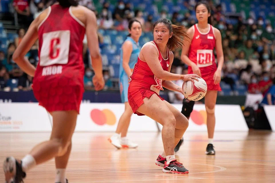 SATU KEHILANGAN BESAR: Persaraan Kimberly Lim (bola di tangan) disifatkan jurulatih bola jaring negara, Annette Bishop, sebagai satu kehilangan namun tiba masanya untuk pemain muda meneruskan legasi pemain seperti beliau.