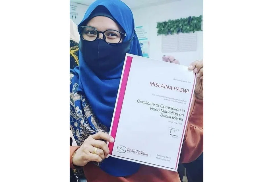 TINGKAT KEMAHIRAN: Meskipun berniaga dari rumah, Cik Mislaina memanfaatkan tempoh sepi tahun lalu mengikuti kursus pemasaran dalam media sosial. - Foto ihsan MISLAINA PASWI