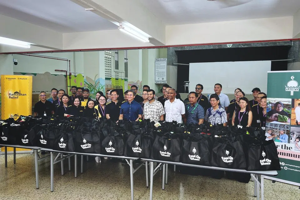 Projek ‘Food on Wheels’ dijayakan seramai 120 relawan yang terdiri daripada pelajar dan guru empat madrasah tempatan, Pertapis dan Maybank.