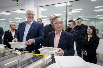KILANG BARU: Encik Gan Kim Yong (kanan) dan Presiden MSD Encik Robert Davis (kiri) semasa berkunjung di kemudahan pengilangan MSD di Tuas semasa upacara 'pecah tanah' kilang baru, semalam. - FOTO BH oleh GAVIN FOO