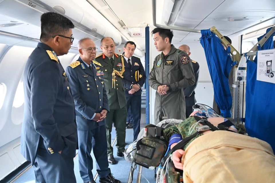 Anggota Angkatan Udara Republik Singapura (RSAF) berkongsi tentang bagaimana pesawat Pengangkutan Tangki Pelbagai Peranan (MRTT) A330 boleh disusun bagi menyokong misi pemindahan perubatan udara kepada Ketua Tentera Udara Diraja Malaysia (TUDM), Jeneral (Jen) Dato’ Sri Haji Muhamad Norazlan Aris (dua dari kiri). 