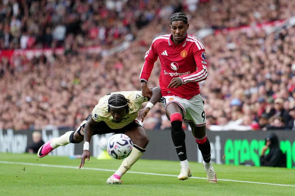 Marcus Rashford (kanan) tampil bertenaga di bahagian sayap kiri United ketika menentang Everton, membuktikan impak positifnya sejak kembali menyarung jersi kelab walaupun terpaksa dikeluarkan seawal minit ke-70 akibat masalah fizikal.