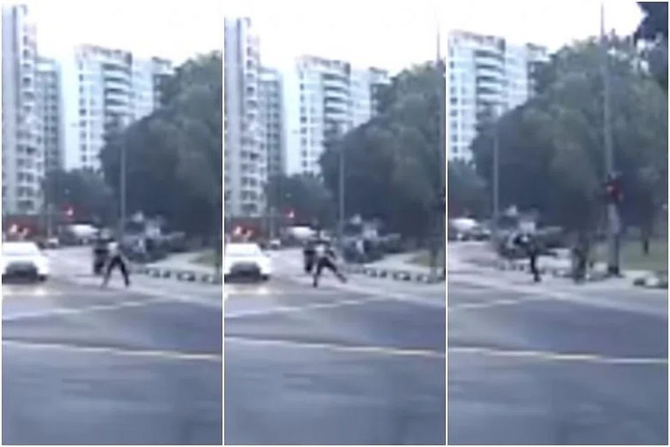 Pegawai LTA dirakam menendang seorang penunggang e-skuter di Bedok Reservoir Road pada 10 Disember 2019. FOTO: TANGKAP LAYAR DARI YOUTUBE