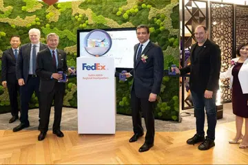 (Dari kiri) Pengerusi Lembaga Kemajuan Ekonomi (EDB), Encik Png Cheong Boon; Presiden FedEx bagi penerbangan, Encik Richard Smith; Menteri Ehwal Luar, Dr Vivian Balakrishnan; Presiden FedEx Corp, Encik Raj Subramaniam; Duta Besar Amerika Syarikat ke Singapura, Encik Jonathan Kaplan; dan Presiden FedEx Express bagi Amea, Encik Kawal Preet. 