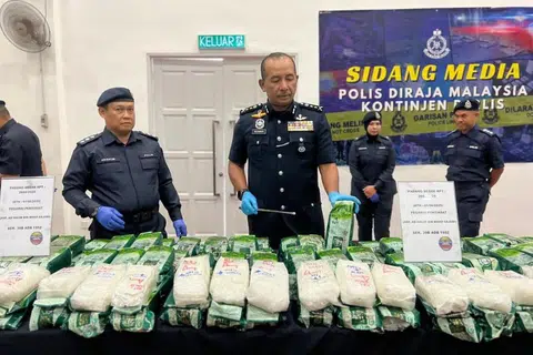 Ketua Polis Perlis, Datuk Muhammad Abdul Halim (dua dari kiri), menunjukkan dadah yang dirampas menerusi pemeriksaan ke atas sebuah kereta di sekitar Kampung Belat Batu, Beseri, Padang Besar, Perlis, pada 1 Jun.