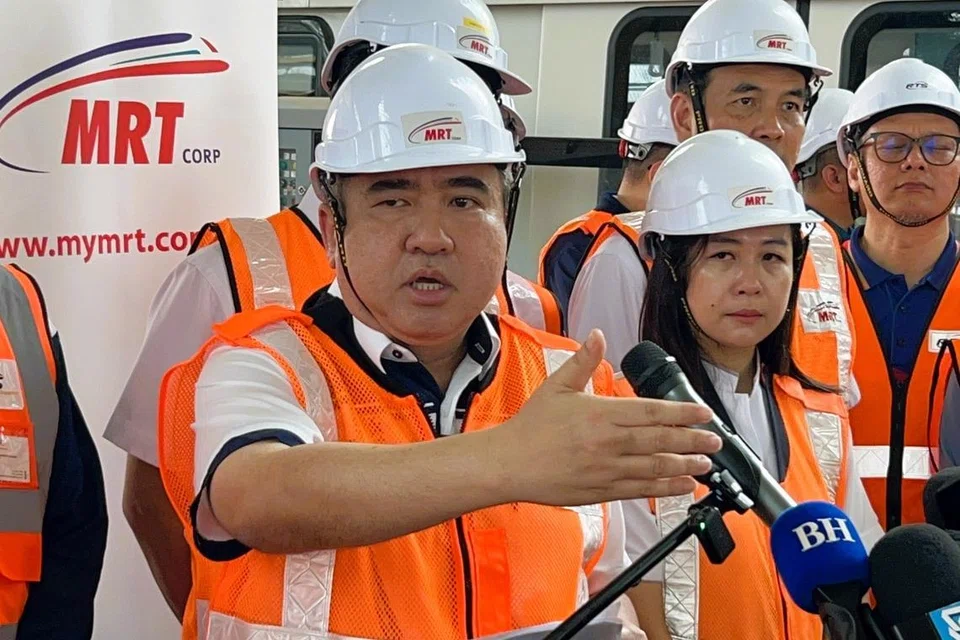 Menteri Pengangkutan, Encik Anthony Loke, bercakap kepada pemberita selepas melakukan tinjauan projek RTS Link di Kompleks Imigresen, Kastam dan Kuarantin (ICQ) Bukit Chagar, Johor Bahru 