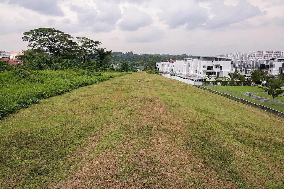 TAMAN MENGHIJAU: Apabila siap nanti pada akhir tahun depan, taman baru di Bukit Gombak di Bukit Batok West Avenue 5 ini (gambar atas) akan menambahkan lagi ruang menghijau bagi penduduk di sana yang kini selain daripada taman yang digelar 'Little Guilin' yang sudah pun lama wujud di kejiranan kawasan itu. - Foto fail