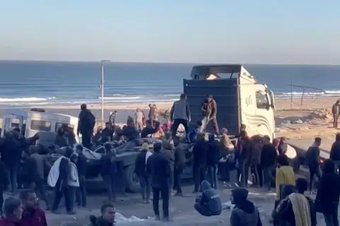 Rakyat Palestin mengangkat mangsa yang cedera dan maut dalam kejadian yang menurut pegawai kesihatan Palestin adalah tembakan tentera Israel ke atas penduduk yang sedang menunggu bantuan di Bandar Gaza, pada 29 Februari.