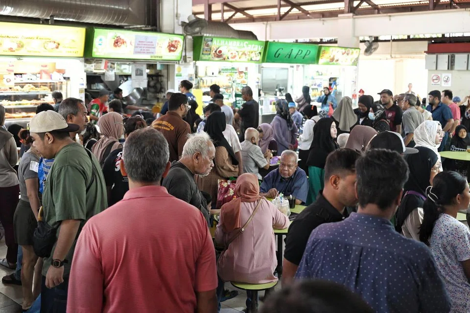 Pelanggan dilihat beratur panjang untuk menjamu selera di tingkat dua Pasar dan Pusat Makanan Geylang Serai pada 28 Julai, hari terakhir sebelum ia ditutup bagi kerja naik taraf.