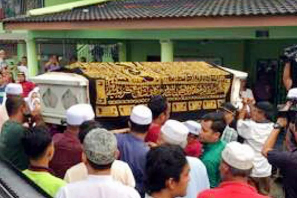 SELAMAT DIKEBUMIKAN: Mohd Yusof Abdul Hamid, atau Mr Os, selamat dikebumikan di Tanah Perkuburan Islam Bukit Permata Sri Gombak Indah sekitar 6.30 petang kelmarin. - Foto-foto ASTRO AWANI