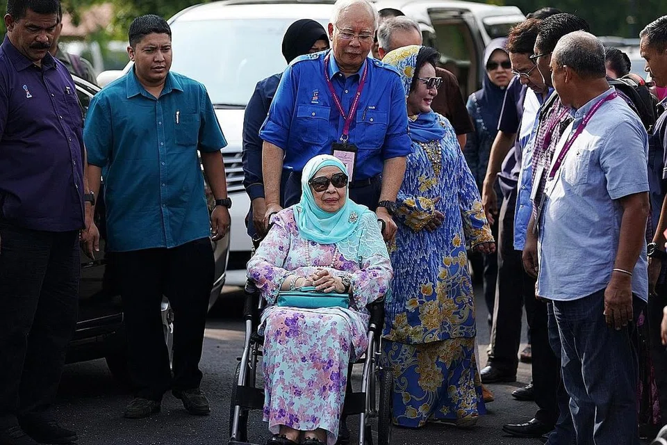 DISERBU: Rumah ibu Datuk Najib Tun Razak, Tun Rahah Mohamed Noah, di Kuala Lumpur diserbu polis. Namun, tiada barang dirampas. - Foto fail REUTERS