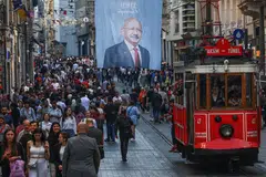TUDUH PESAING: Poster kempen pilihan raya menunjukkan ketua pembangkang, Encik Kemal Kilicdaroglu, di Istanbul, Turkey, pada Jumaat. 