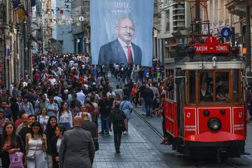 TUDUH PESAING: Poster kempen pilihan raya menunjukkan ketua pembangkang, Encik Kemal Kilicdaroglu, di Istanbul, Turkey, pada Jumaat. 