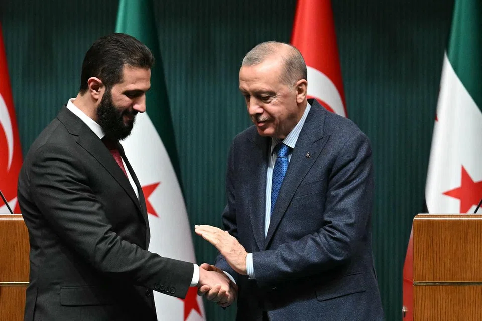 Presiden Turkey, Encik Recep Tayyip Erdogan (kanan), dan Presiden Sementara Syria, Encik Ahmed al-Sharaa, bersalaman semasa sidang media bersama selepas pertemuan mereka di Istana Presiden di Ankara, pada 4 Februari. 